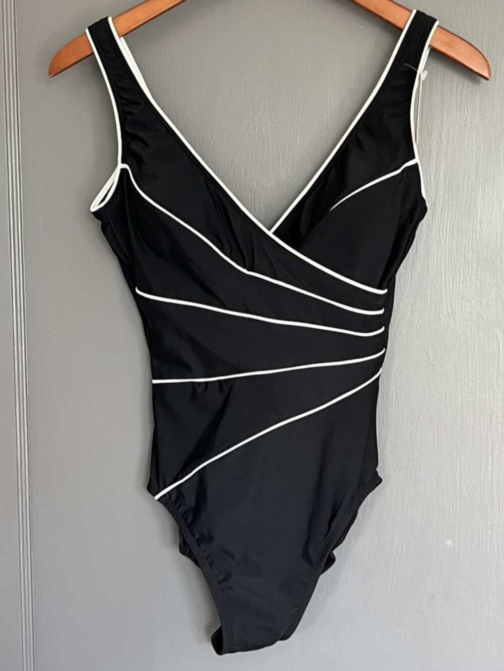 New Kirkland Miraclesuit Horizon One Piece Swimsuit Black White Size 8 Slimming
